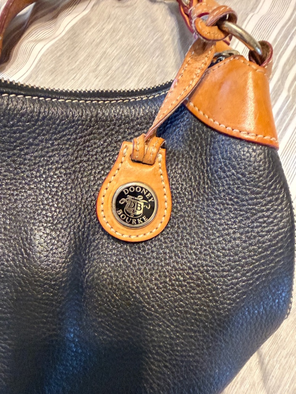 Dooney & Bourke Black and tan leather purse - Picture 2 of 6